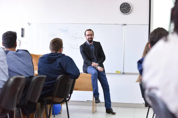 Man professor uitleggen les aan studenten en interactie met hen — Stockfoto