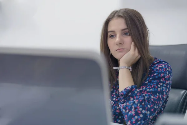 Zakenvrouw werkt alleen op Laptop in haar kantoor. Prachtig b — Stockfoto