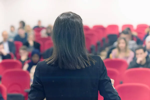 Pretty young businesswoman, teacher or mentor coach speaking to — Stock Photo, Image