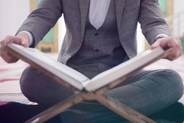 Dindar genç hafiz müslüman adam caminin içinde dua ediyor.