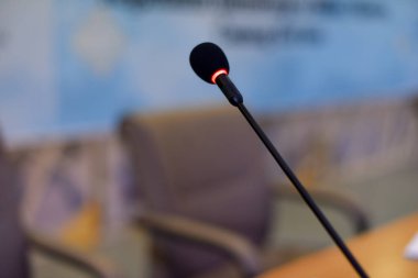 Konferans salonunda iş konferansı sırasında mikrofonlar veya hal