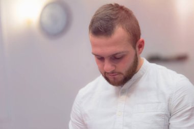 Dindar Müslüman adam büyük caminin içinde dua ediyor.