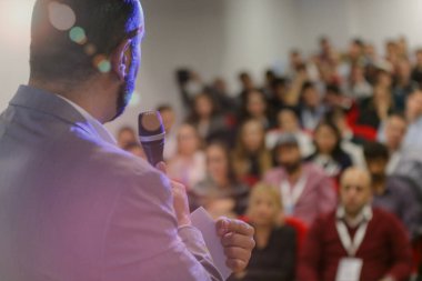 İş konferans odasında halka açık genç iş adamı