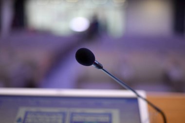 İş konfeksiyonu sırasında konferans salonunda mikrofonlar ve monitörler