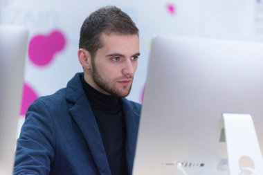 Modern bilgisayarda çalışan genç bir iş adamı. İş adamı.