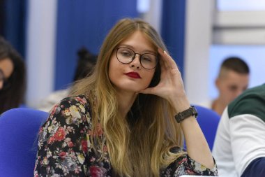 Kampüste öğrenci hayatı. Bayan üniversite öğrencilerinin portresi.