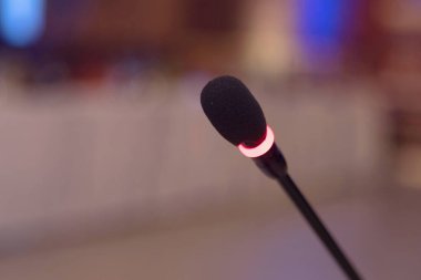 İş konferansı sırasında mikrofonların ön görüntüsü