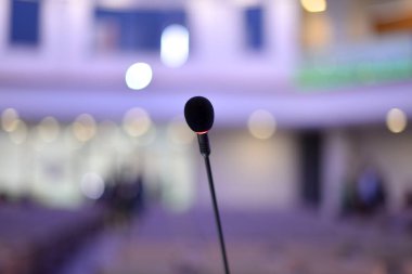 Konferans salonunda iş konferansı sırasında mikrofonlar veya hal