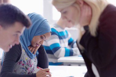 Kadın Mimarlık öğretmeni iş başında. Kadın profesör açıkla.