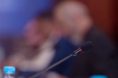 İş konferansı sırasında mikrofonların ön görüntüsü