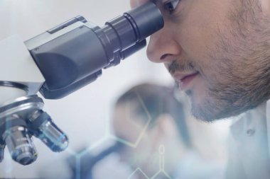 Laboratuvarda deney tüpleriyle çalışan iki genç bilim adamı...