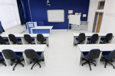 Akıllı tahtası olan ve öğrencileri olmayan ekonomi sınıfı.