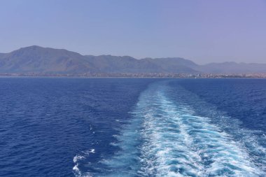 Limana yakın büyük gemiden mavi denize bak. Barışçıl ser