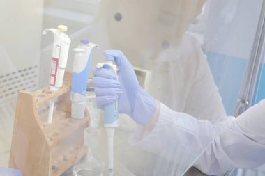 Laboratuvarda test için çalışan iki genç kadın bilim adamı. 