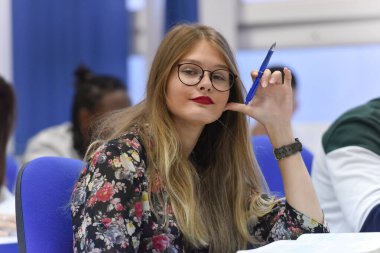 Kampüste öğrenci hayatı. Bayan üniversite öğrencilerinin portresi.