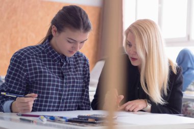 Kadın Mimarlık öğretmeni iş başında. Kadın profesör açıkla.