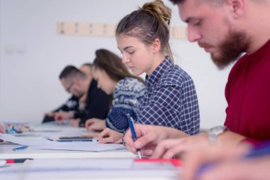 Çok ırklı üniversite mimari öğrencilerinden oluşan bir grup