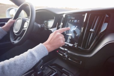 Şoför havalandırmayı soğutma için havalandırmayı kontrol ediyor. 