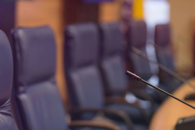 Konferans salonunda veya salonda mikrofonlara odaklanın, 
