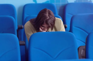 Otobüsü dinleyen ve izleyen genç iş kadını