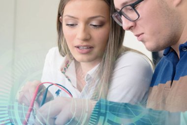 Teknik meslek eğitiminde iki genç öğrenci, ders... 