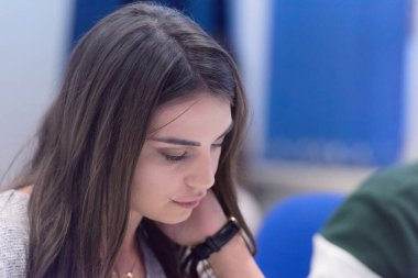 Matematik dersindeki genç kız öğrenci matematik formülüne yenik düştü. Baskı, Eğitim, Başarı konsepti.