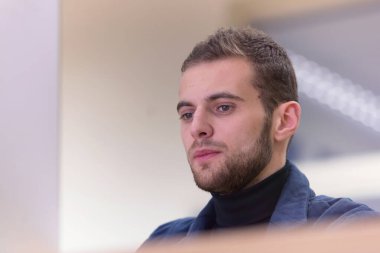 Programlama. Ofisteki bilgisayarda çalışan bir adam.