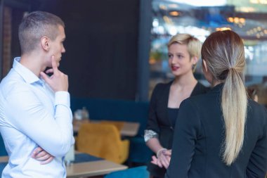 Teknolojiyle bağlantılı olarak çalışan çok ırklı iş adamları