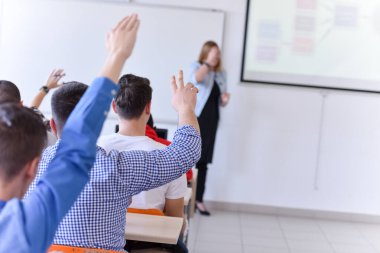 Bayan profesör öğrencilere dersi açıkla ve onunla iletişim kur.