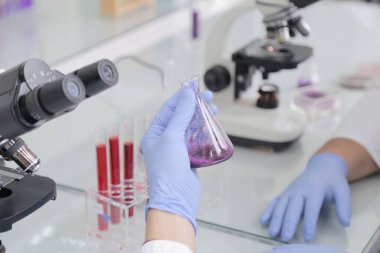 Laboratuvarda deney tüpleriyle çalışan iki genç bilim adamı...