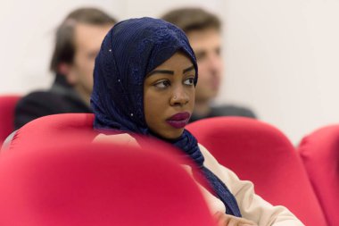 Güzel, Afrikalı, tesettürlü Müslüman bir kız.