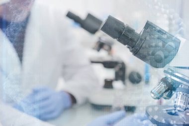 Laboratuvarda deney tüpleriyle çalışan iki genç bilim adamı...