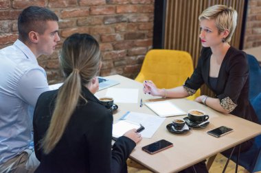 Teknolojiyle bağlantılı olarak çalışan çok ırklı iş adamları