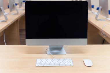 Masalarda bilgisayar ların olduğu modern ofis. Co boş bilgisayar odası