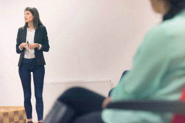 Genç bir iş kadını, öğretmen ya da akıl hocası. 