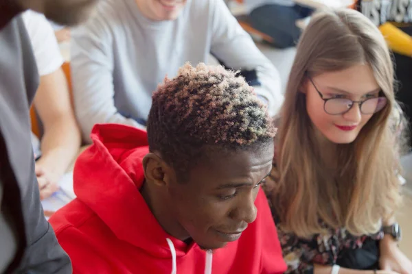 Man professor uitleggen les aan studenten en interactie met hen — Stockfoto