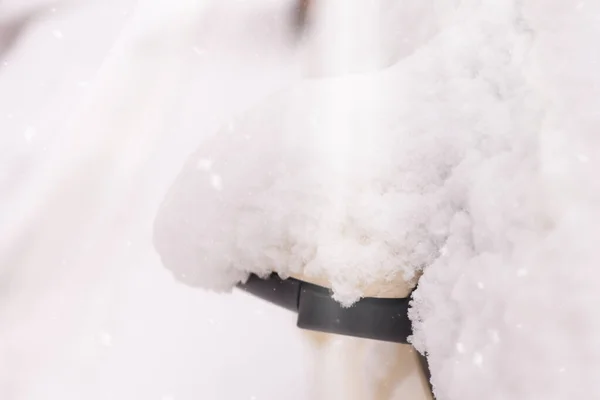 Nel lato strada auto parcheggiate coperte di neve. Auto sotto la neve — Foto Stock