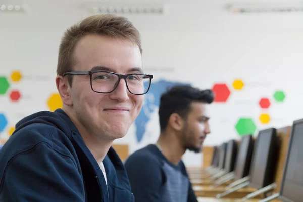 Studenten, Afrikaner, Amerikaner und Europäer — Stockfoto