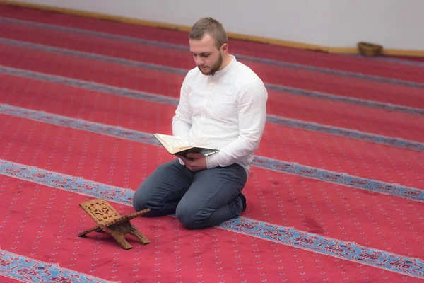 Релігійний мусульманин молиться всередині красивої великої мечеті, ре — стокове фото