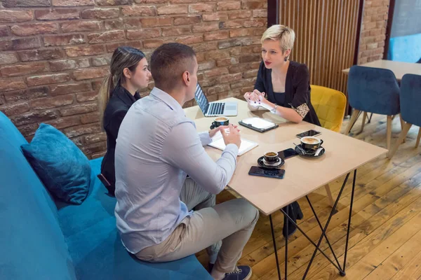 Empresarios multirraciales que trabajan relacionados con la tecnología — Foto de Stock