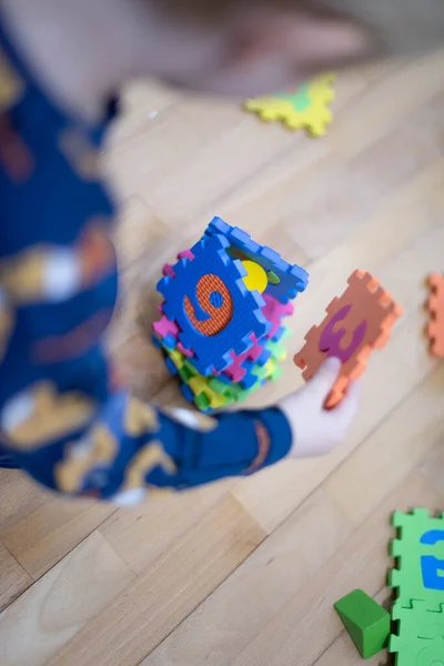 Criança pré-escolar brincando com blocos de brinquedos coloridos. Miúdo a brincar — Fotografia de Stock