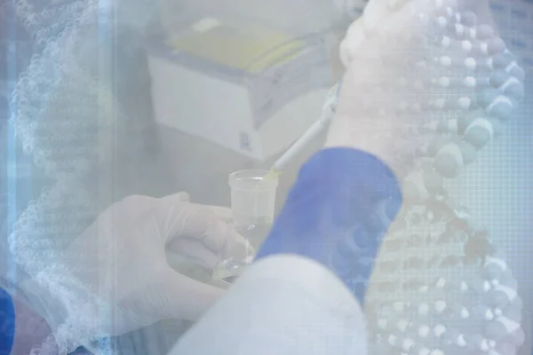 Joven científico de laboratorio masculino que trabaja en el laboratorio con tubos de ensayo a —  Fotos de Stock