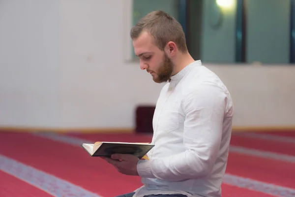 Religioso muçulmano homem orando dentro da bela grande mesquita, re — Fotografia de Stock