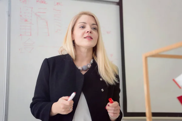 Profesora de Arquitectura en el trabajo. —  Fotos de Stock