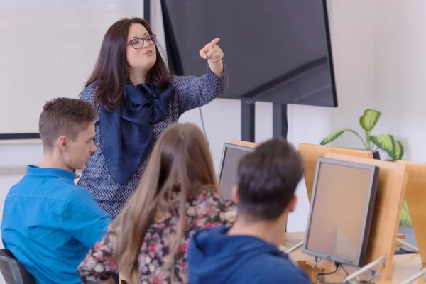 Kobieta profesor wyjaśnić uczniom i interakcji z nimi w t — Zdjęcie stockowe