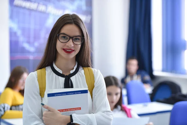 Gestresste jonge vrouwelijke student van de school van de economie gevoel fru — Stockfoto