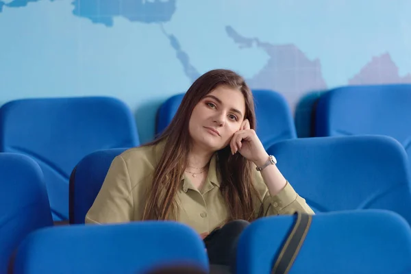 Jeune femme d'affaires écouter et regarder la présentation pour bus — Photo