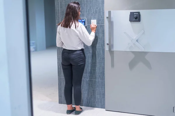 Geschäftsfrau Bankangestellte Banktresortür tippt Sicherheitscod ein — Stockfoto