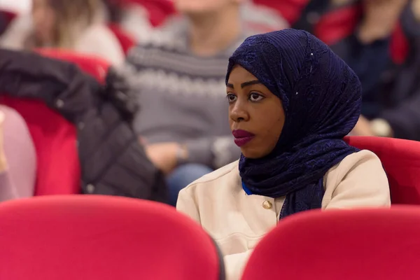 Hermosa estudiante musulmana africana que escucha atentamente durante su estancia. —  Fotos de Stock