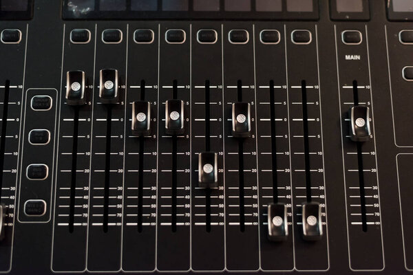 Консоль звукового сопровождения. Аудиомиксер, музыкальное оборудование. broadca
